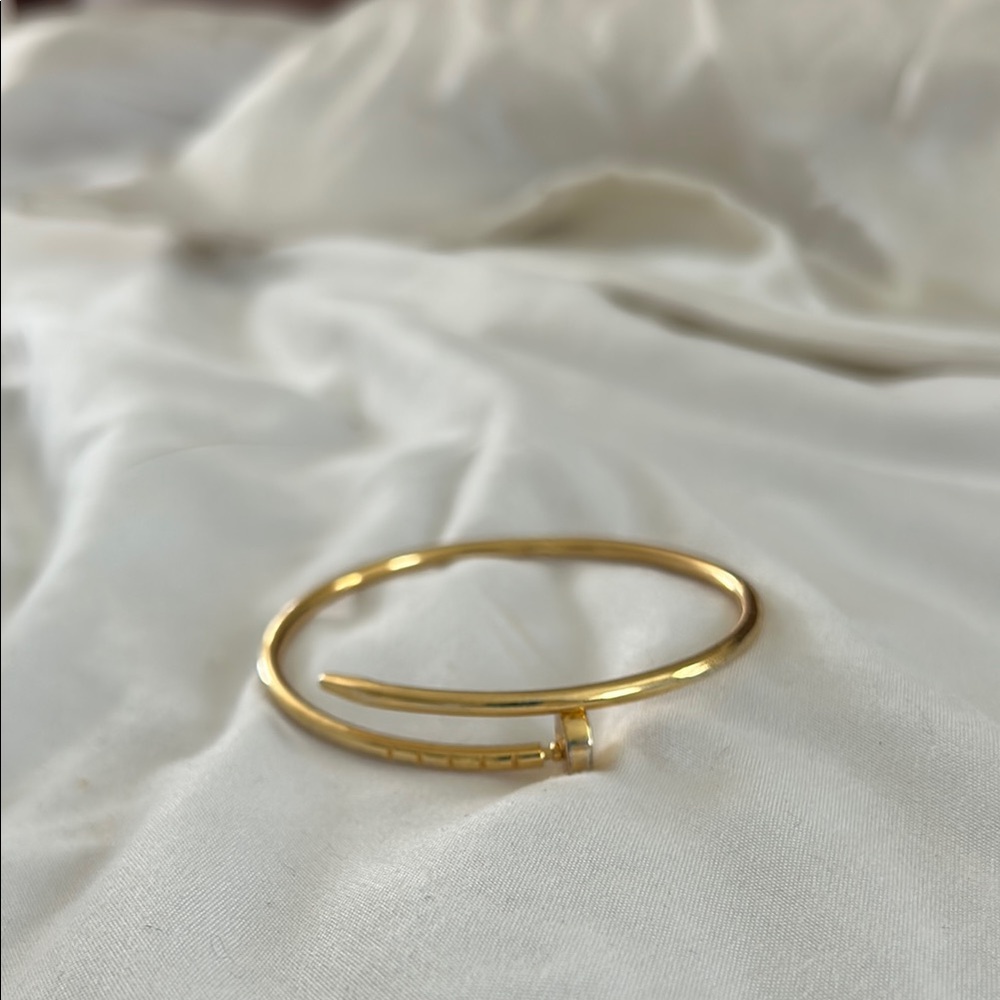 Gold Minimalist Bracelets Sleek Design